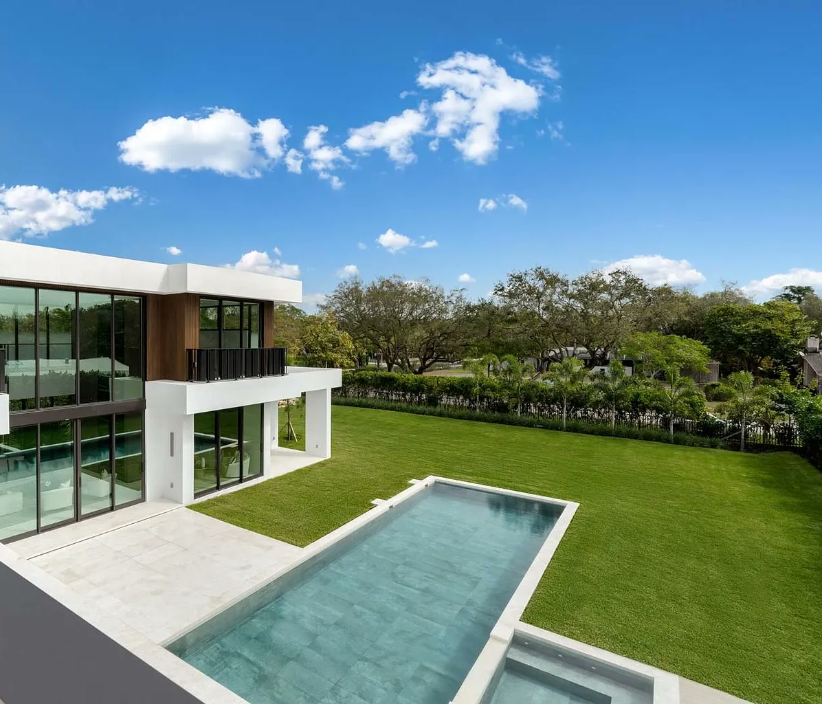 Piscina y jardín — Pinecrest